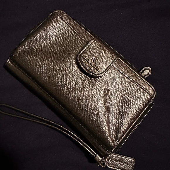 Coach Metallic Pewter Wristlet. Soft leather - Picture 11 of 14